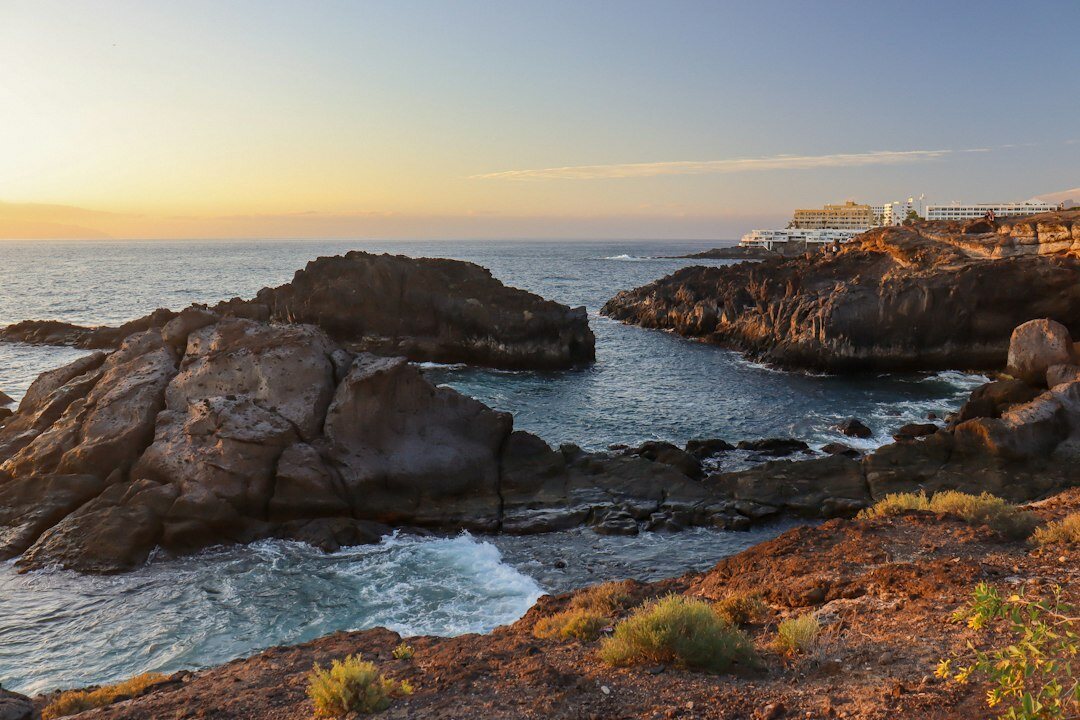 Costa nublada de Punta del Este al atardecer