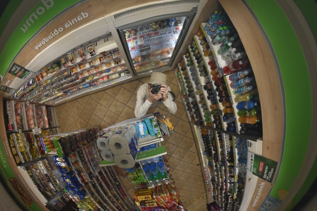 store detective catching thieves
