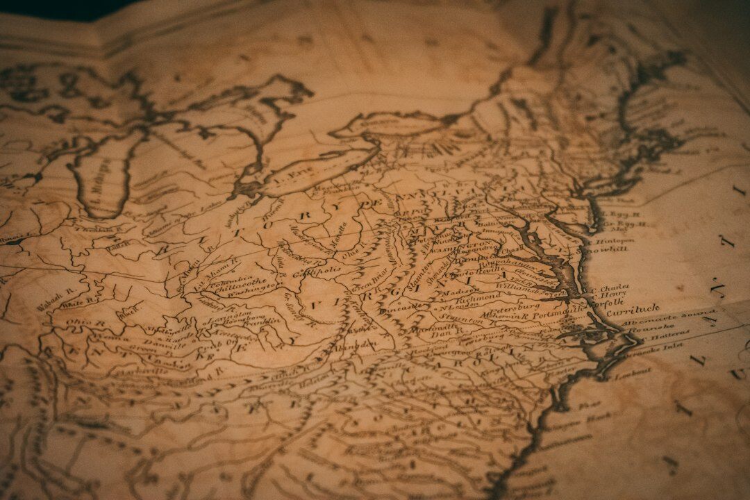 Mapa antiguo de Uruguay junto a documentos y una lupa